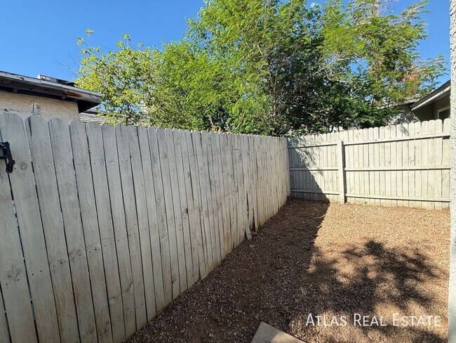 Building Photo - 2826 E Capri Cir