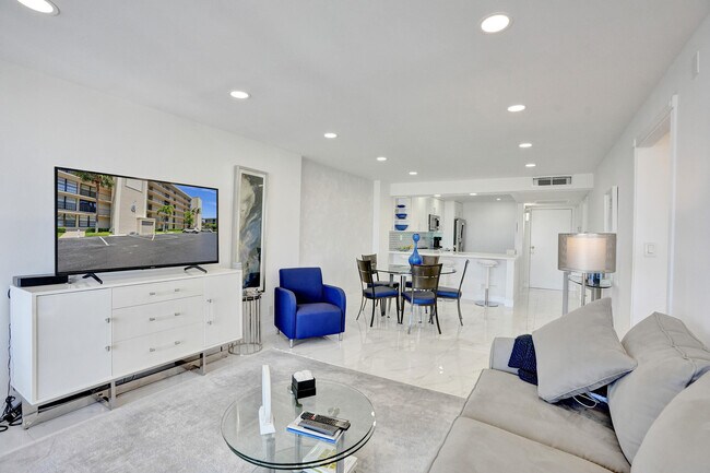Building Photo - 6 Royal Palm Way