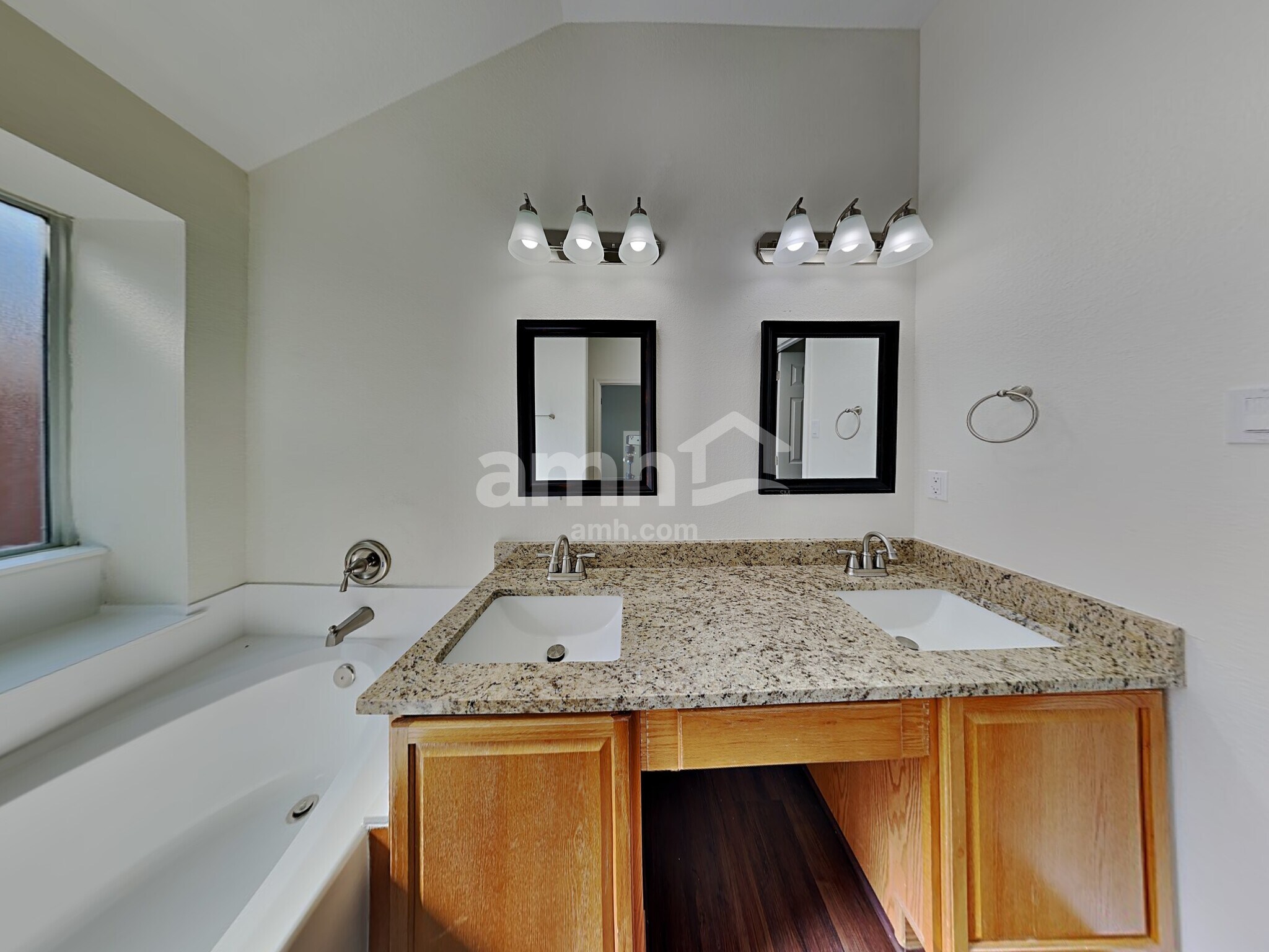 Building Photo - 2313 Highland Crossing Dr