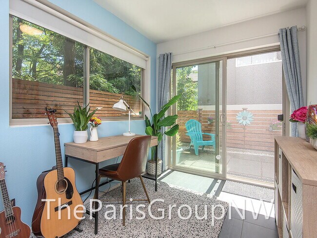 Building Photo - Stunning Mod 3BR+Den, 3.5BA Townhome * XL Roof Deck *A/C ++