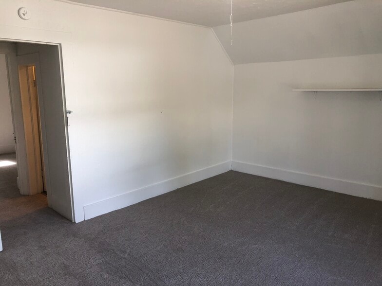 Building Photo - 125 NE Whitman St