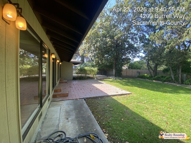 Building Photo - Sprawling Ranch with Open Floorplan & Exce...