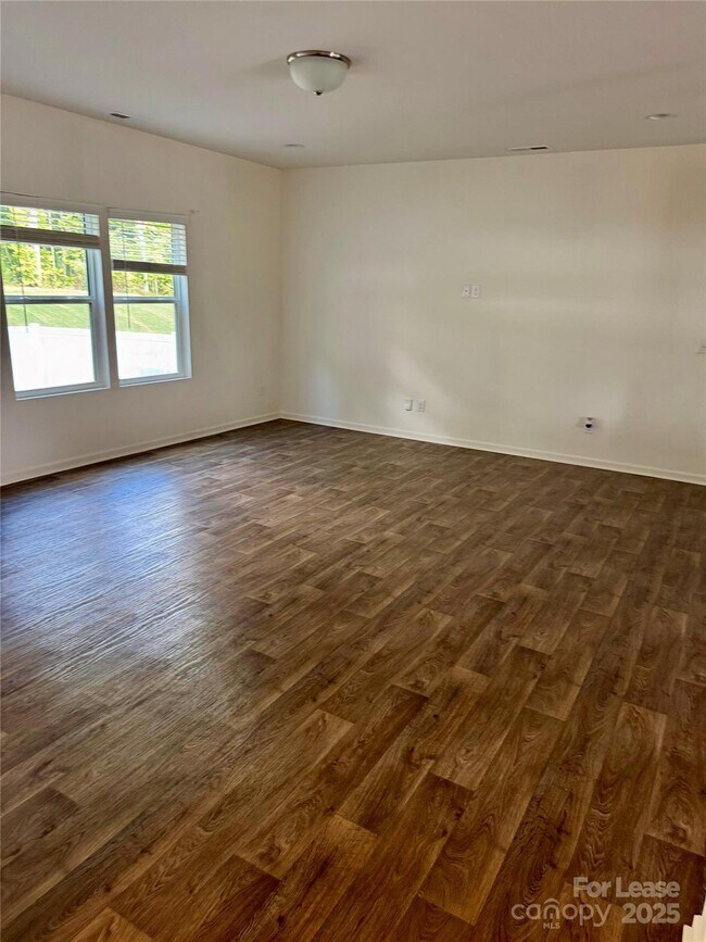 Building Photo - 5125 Saddleback Dr
