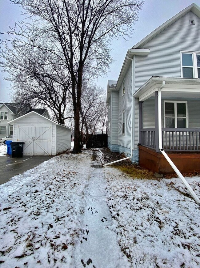 Building Photo - 4 Bedroom near Downtown Fargo!