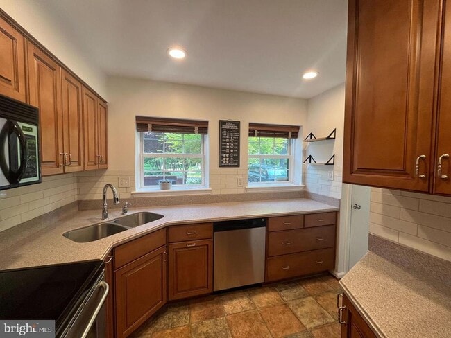 Building Photo - 2080 Golf Course Dr