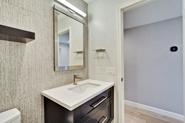 Building Photo - Beautiful and spacious 3 bedroom 2.5 bath ...