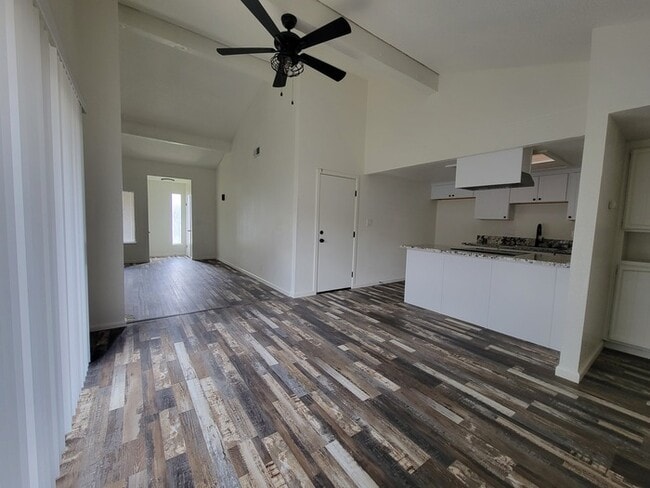 Building Photo - Adorable UPDATED 2bd/2bth duplex in Sacramento!