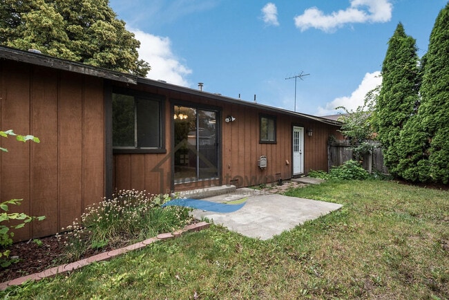Building Photo - Great 3 Bedroom 2 Bath Duplex with Garage ...