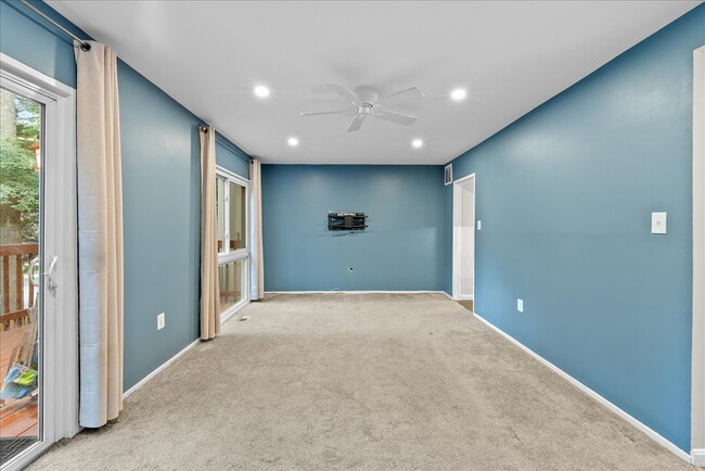 Building Photo - "Charming 4-Bed Townhouse with Granite Tou...