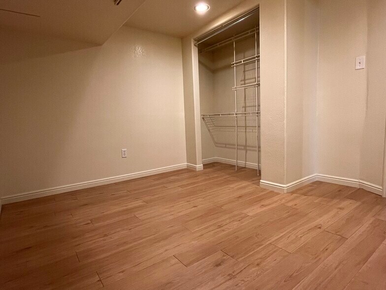 Building Photo - 332 E Utopia Ave