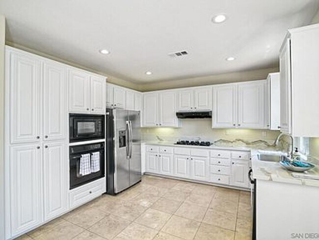 Building Photo - Stylish Torrey Santa Fe Living – 4 Bed, 2....