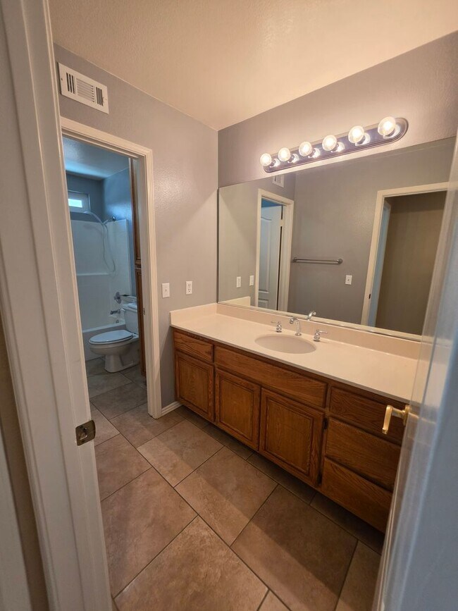 Building Photo - Spacious 4 Bedroom 2 bath Home in Victorville – Landscaping Included!