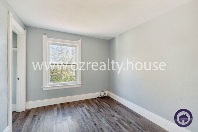 Building Photo - 3936 Woodhaven Dr