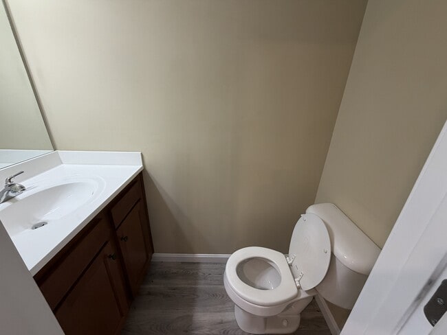 Building Photo - 202 Pineview Dr