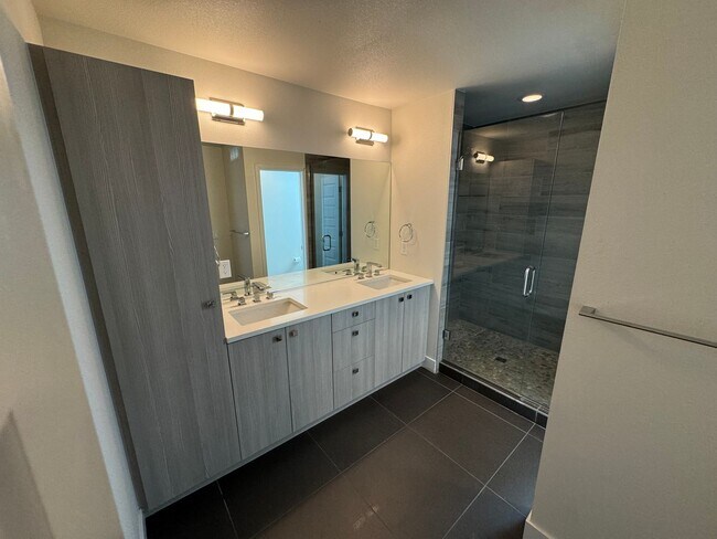 Building Photo - Denver Townhome with Great Views - License #2024-ENTITY-0003918