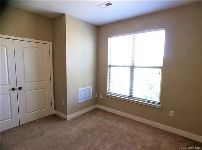Building Photo - Room in 3 Bedroom Townhome at Seigle Point Dr