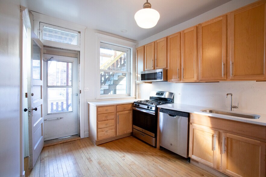 Kitchen - 1409 W Belle Plaine Ave