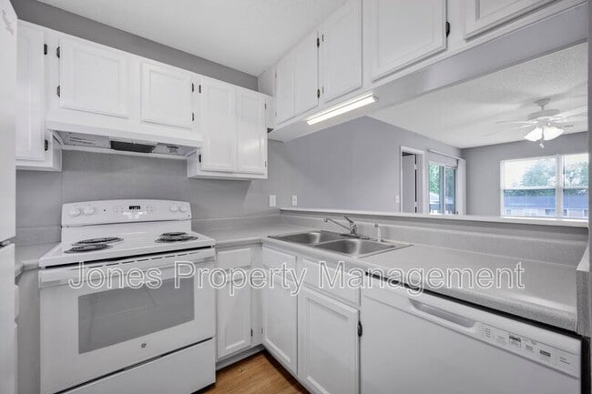 Building Photo - 307 Country Club Dr NE