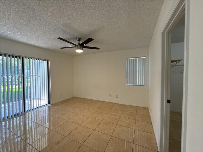 Building Photo - 550 S Park Rd