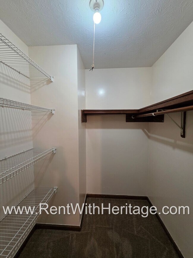 Building Photo - Amazing 2 bedroom, 1.5 bath townhome/ Grea...