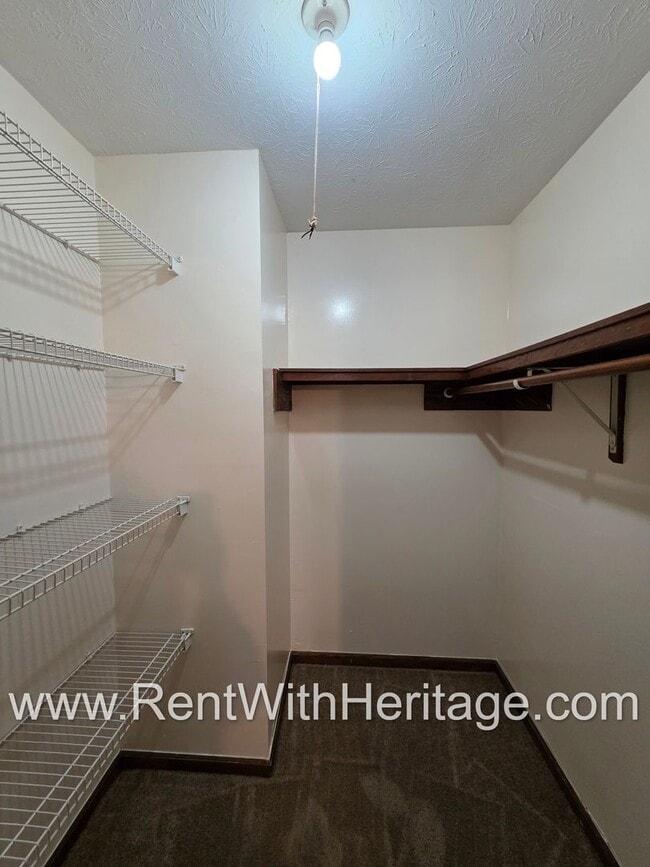 Building Photo - Amazing 2 bedroom, 1.5 bath townhome/ Great Roommate Floorplan / Great Location