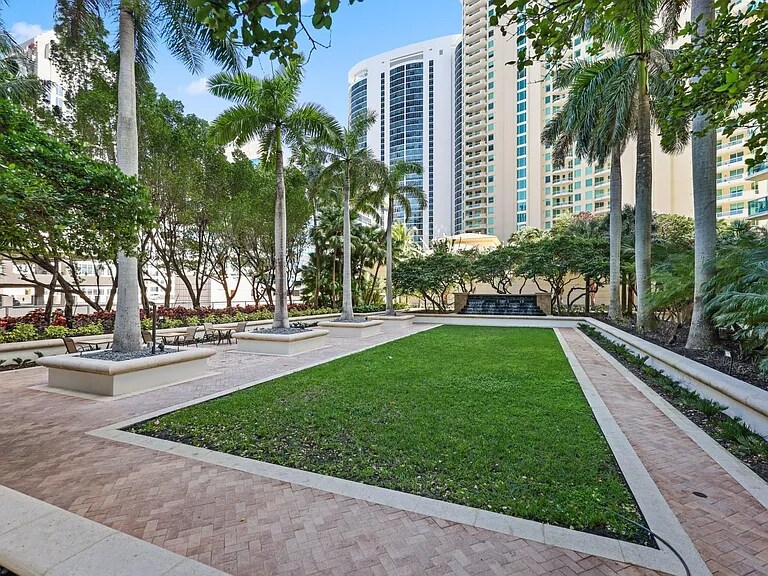 Building Photo - 347 N New River Dr E