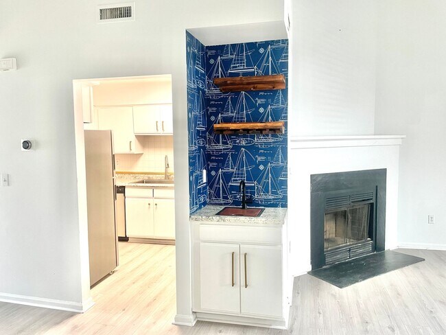 Building Photo - Stunning Waterfront Condo with Deep Water Access!