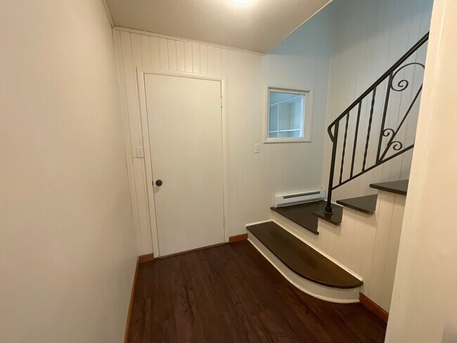 Building Photo - 3 Bed, 2 Bath Home with 2- Car Garage/Shop...