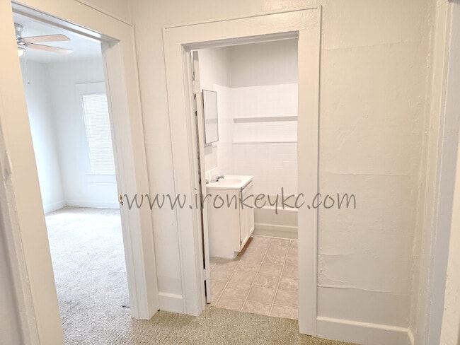 Building Photo - 2100 E 58th St