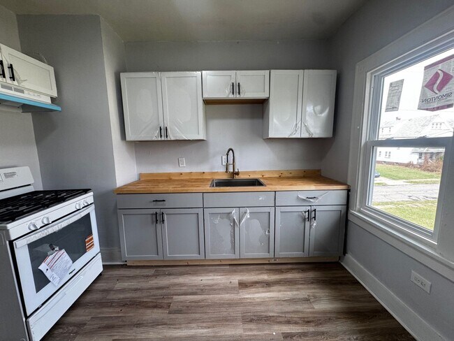 Building Photo - 11702 Tuscora Ave