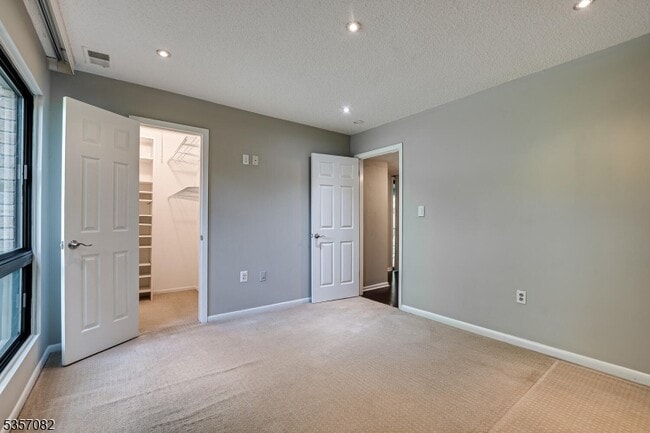 Building Photo - 318 Willowbrook Dr
