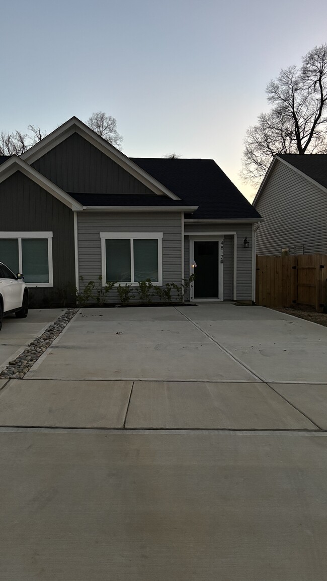 Building Photo - 4817 Victoria Ave