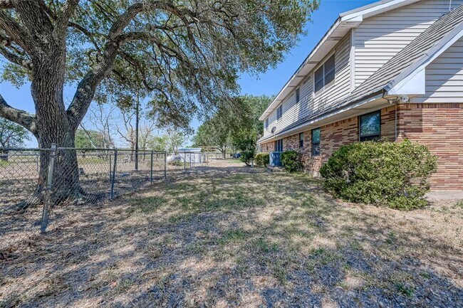 Building Photo - 16711 US-90 ALT