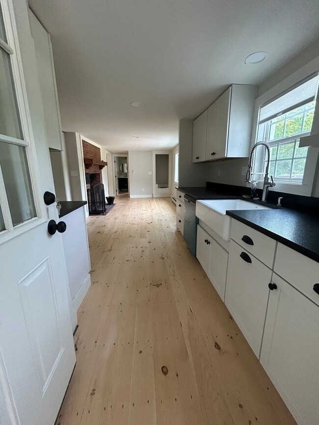 Building Photo - Beautiful renovated 5 bedroom 2.5 bath sin...