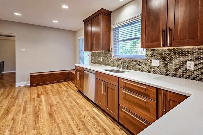 Building Photo - 5209 Walnut Grove Rd