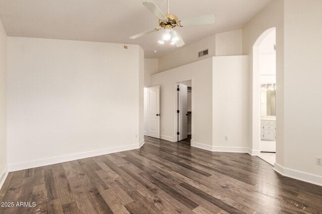 Building Photo - 1132 N Hudson Pl