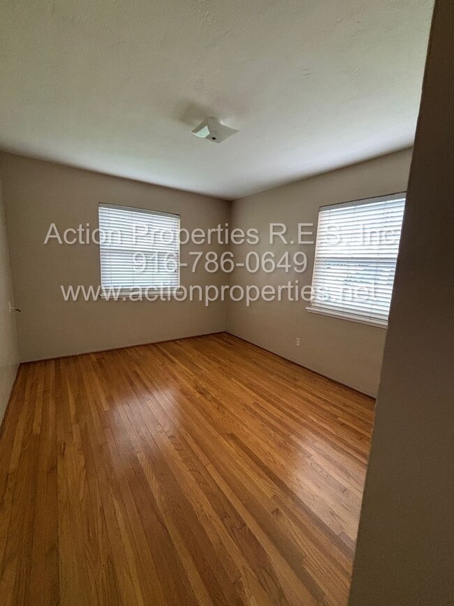 Building Photo - Move In Special! Central Roseville -  4 Bed, 2 Bath - Single Story - Separate Living and Family R...