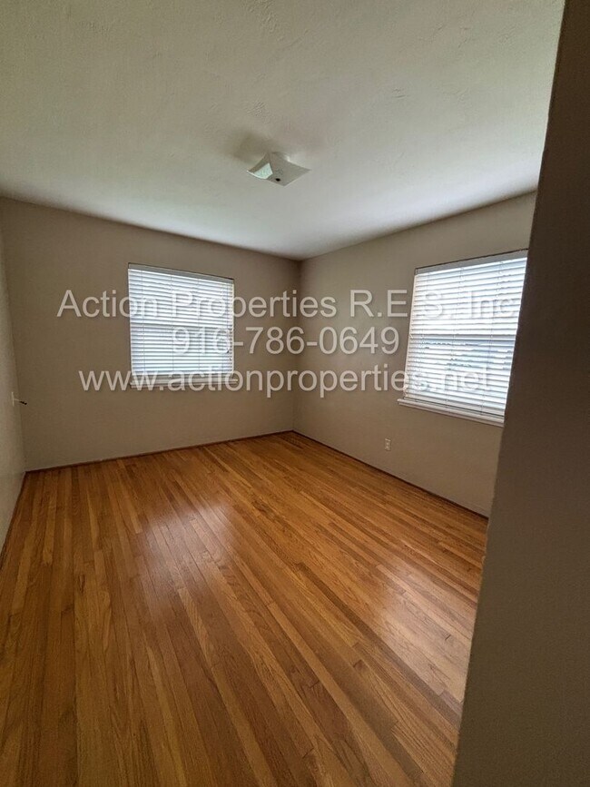 Building Photo - SPECIAL! Central Roseville -  4 Bed, 2 Bath - Single Story - Separate Living and Family Rooms - L...