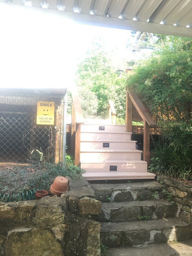 Building Photo - Wonderful Kenilworth location! Lovely land...