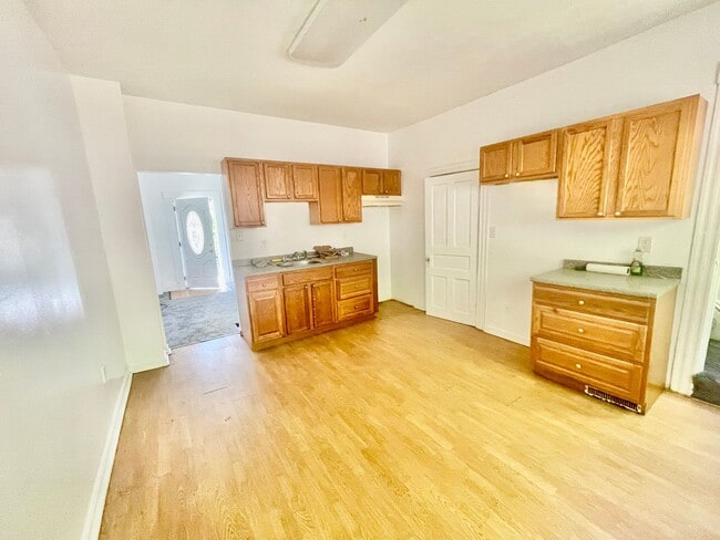 Building Photo - 2 Bed 1 Bath- Pittsburgh PA