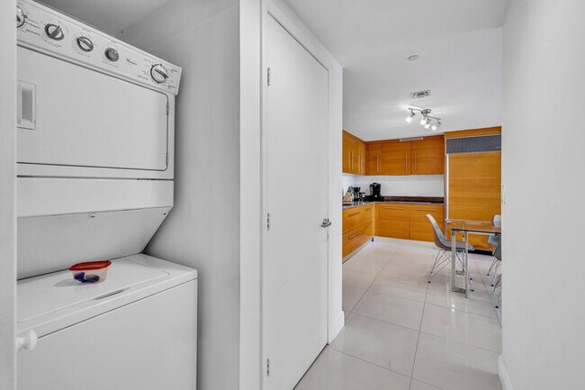 Building Photo - 485 Brickell Ave
