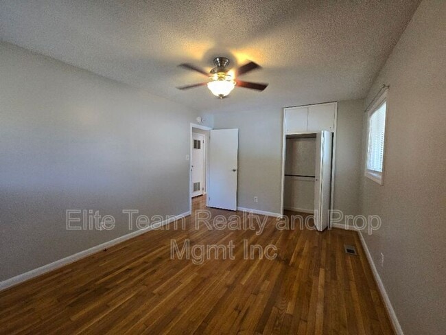 Building Photo - 910 Holly Dr