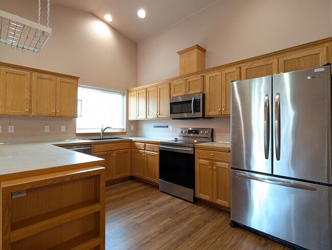 Building Photo - Great 3 bed/2bath home with bonus space and fenced in yard!
