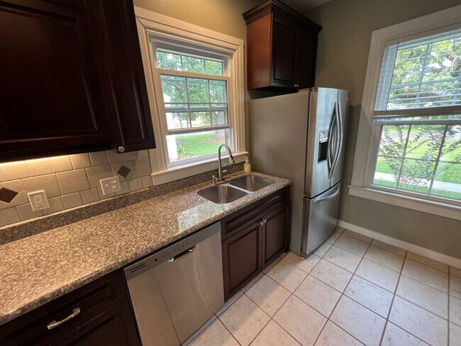 Building Photo - Charming 3 Bedroom Home Near LSU, University Lakes & Parade Routes!