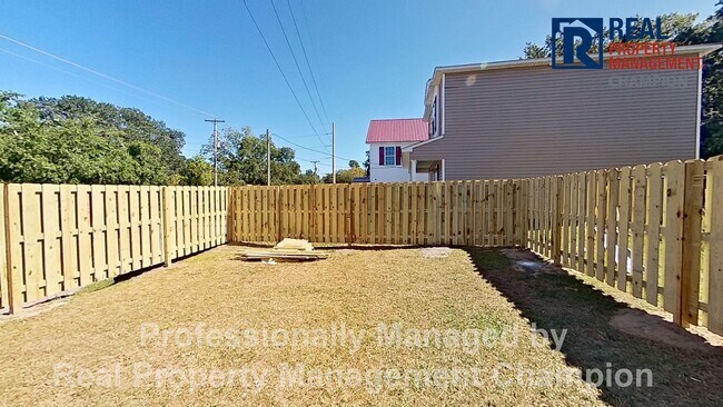 Building Photo - Adorable 3 BD 1.5 BA Home on Corner Lot with Fenced Back Yard