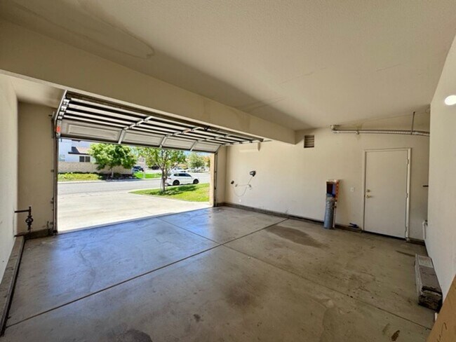 Building Photo - Beautiful Two Story 5 bedroom Home in the ...