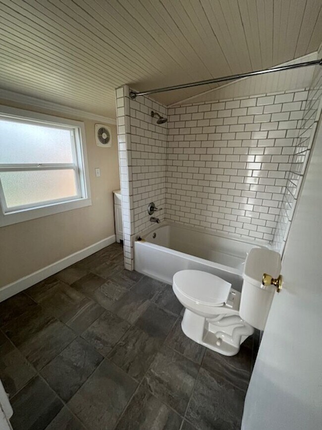 Building Photo - $250 off First full month!! Cute 1 Bedroom...