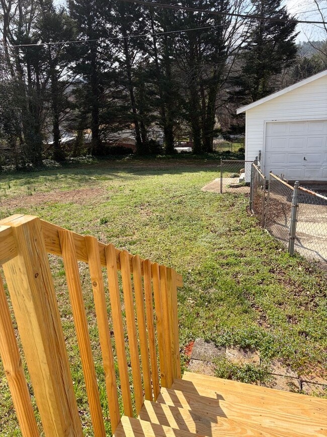 Building Photo - FENCED IN YARD AND LARGE DETACHED TWO CAR GARAGE LOCATED IN THE DESIRED TRAVELERS REST!!!