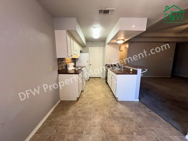 Building Photo - Charming Single-Story 2/2 Duplex with 2-Car Garage Just Steps from Your Back Door – Arlington, TX