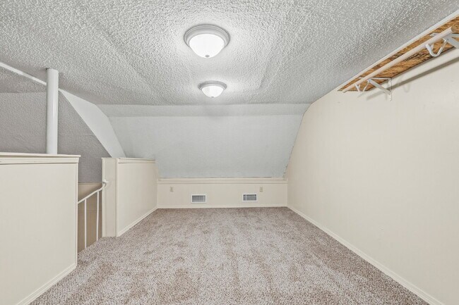 Building Photo - Large Efficiency w/ Loft, Minutes from TTU & Medical District